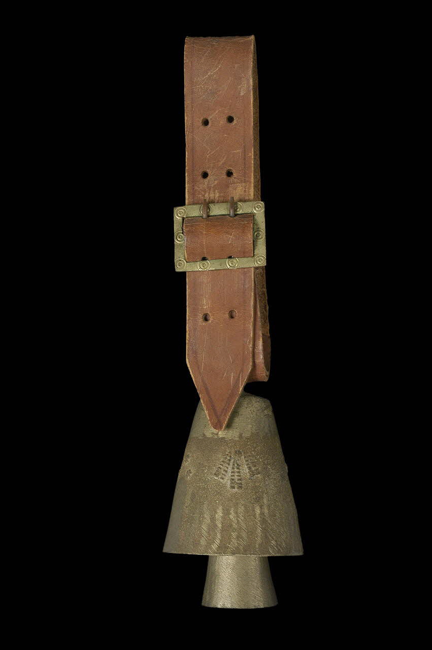 CLOCHE ET COLLIER DMH1968.23.198.1-3 Photo