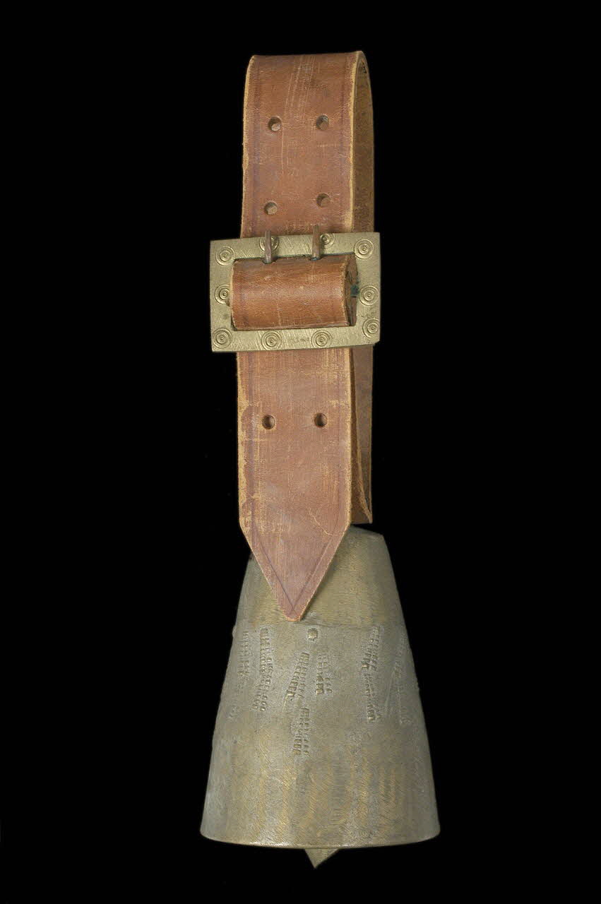 CLOCHE ET COLLIER DMH1968.23.201.1-3 Photo