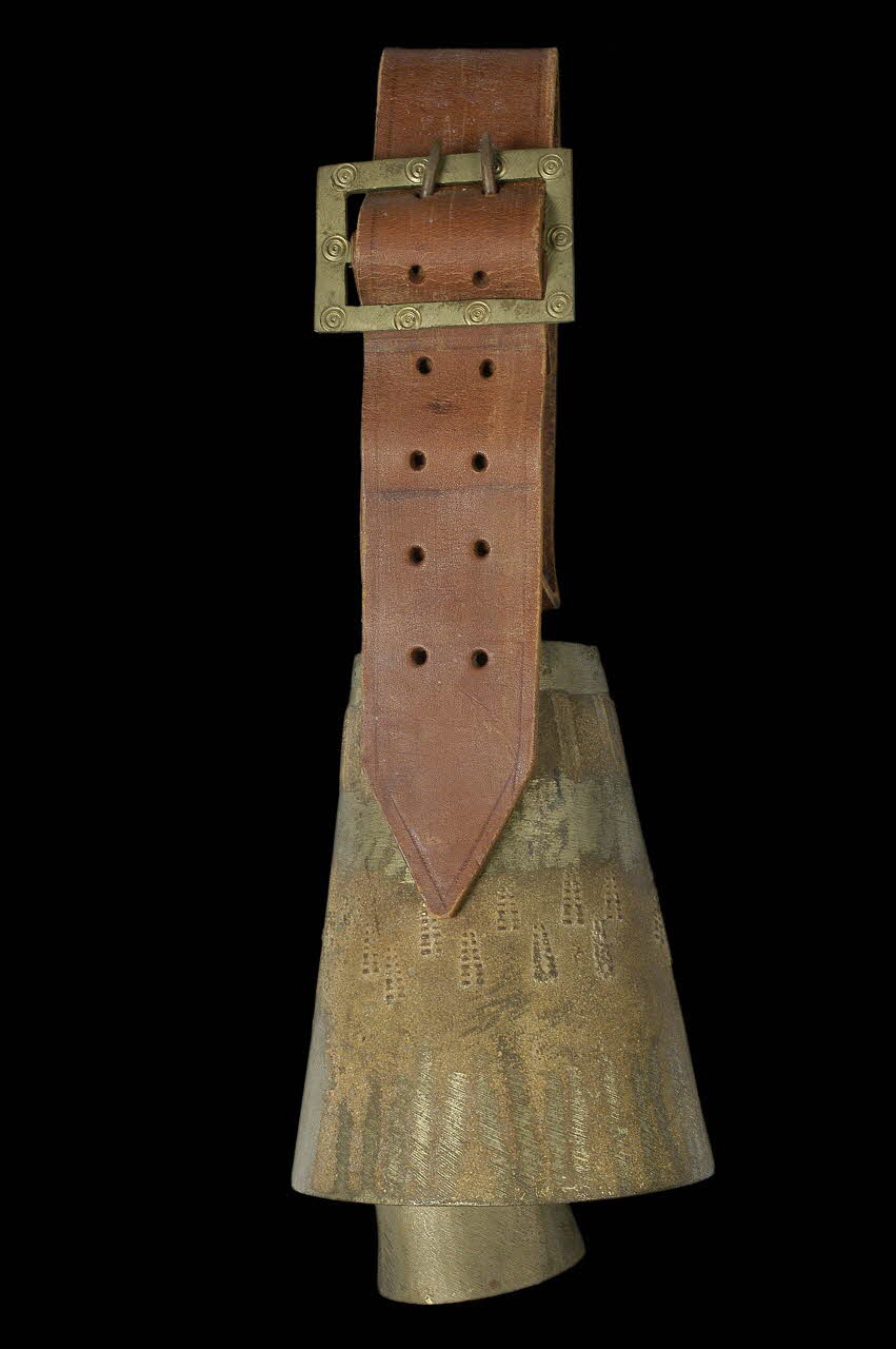 CLOCHE ET COLLIER DMH1968.23.205.1-3 Photo