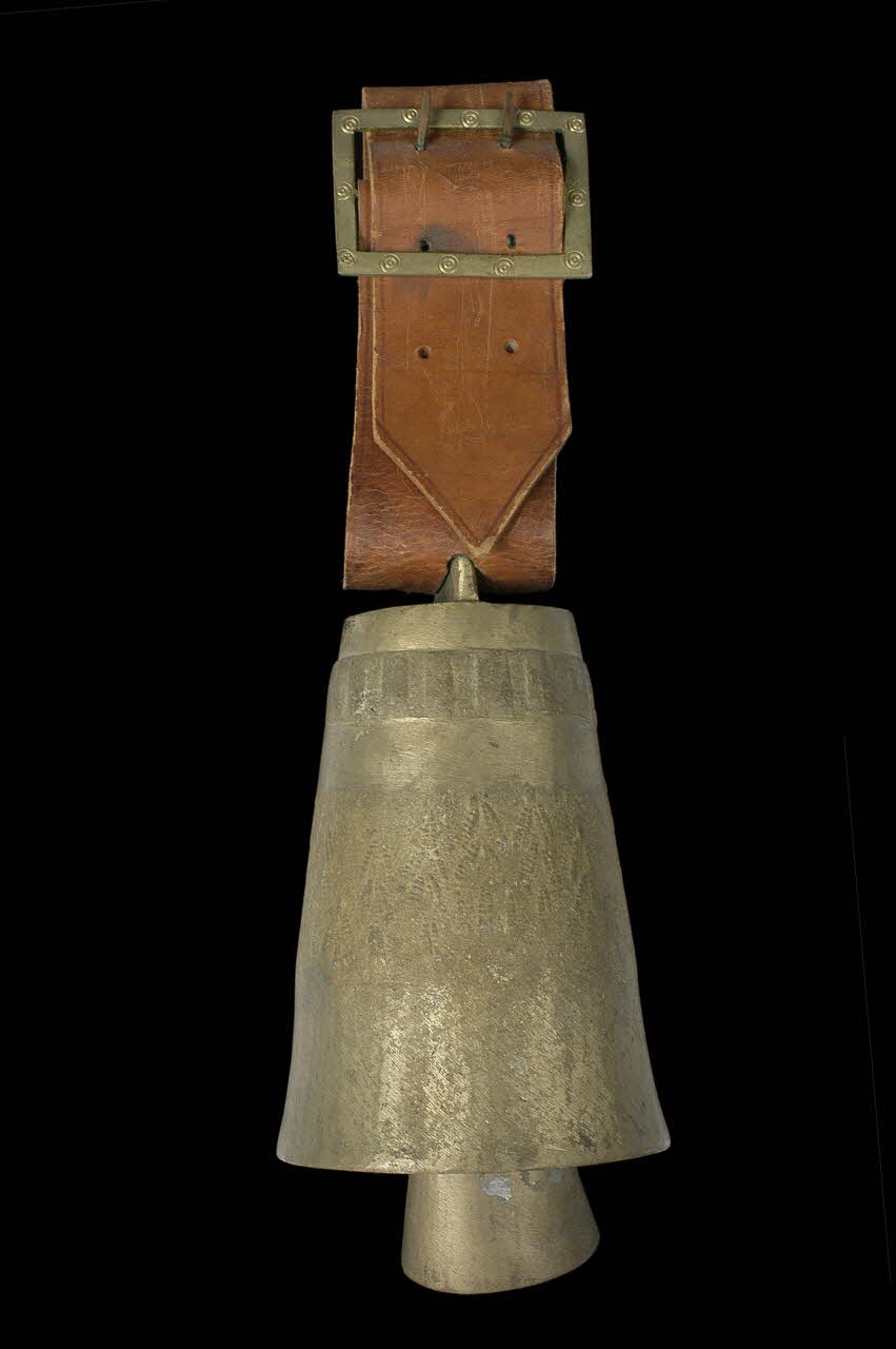 CLOCHE ET COLLIER DMH1968.23.207.1-3 Photo