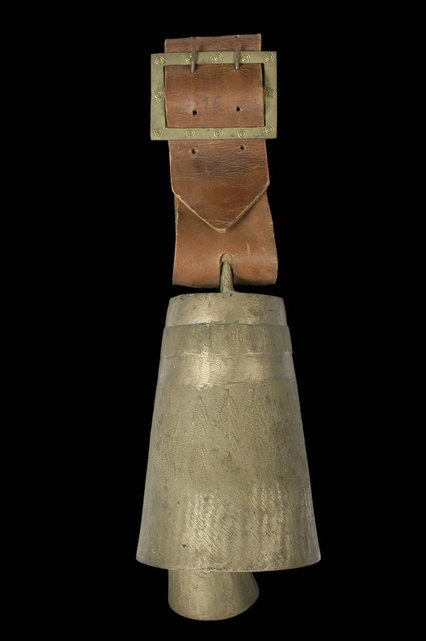 CLOCHE ET COLLIER DMH1968.23.208.1-3 Photo