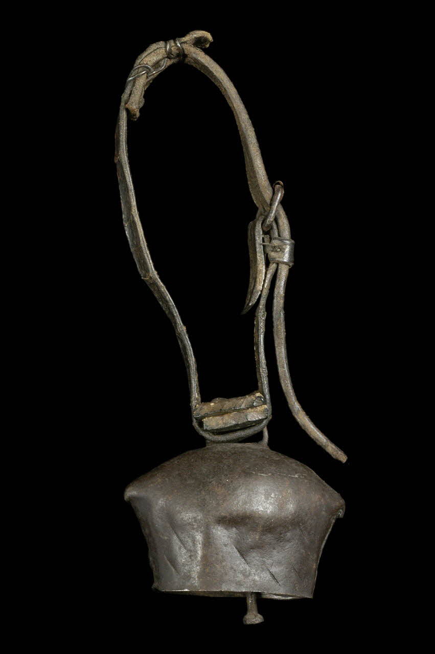 CLOCHE ET COLLIER DMH1968.23.212.1-2 Photo