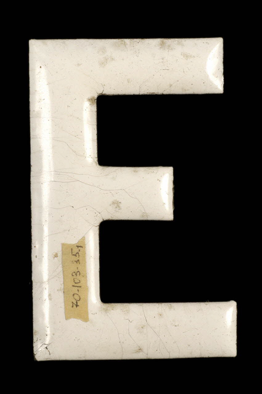 LETTRES D'ENSEIGNE 1970.103.35.1 Photo