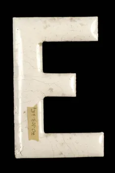 LETTRES D'ENSEIGNE 1970.103.35.1 Photo