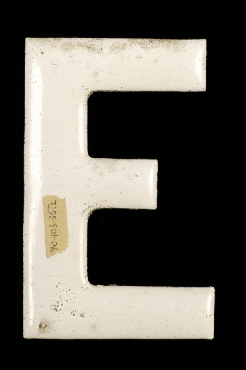 LETTRES D'ENSEIGNE 1970.103.35.2 Photo Mucem