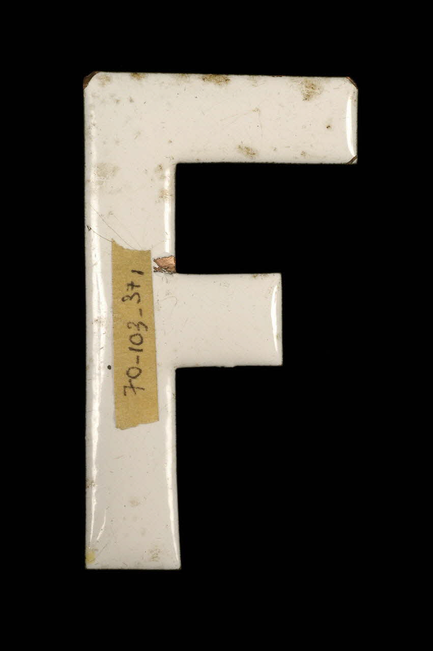 LETTRES D'ENSEIGNE 1970.103.37.1 Photo