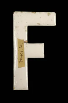 LETTRES D'ENSEIGNE 1970.103.37.1 Photo