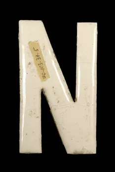 LETTRES D'ENSEIGNE 1970.103.37.5 Photo