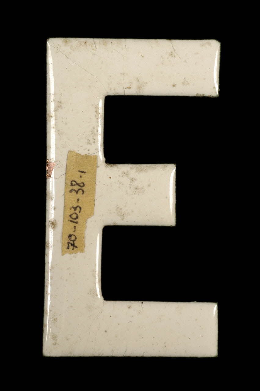 LETTRES D'ENSEIGNE 1970.103.38.1 Photo