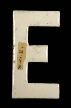 LETTRES D'ENSEIGNE 1970.103.38.1 Photo