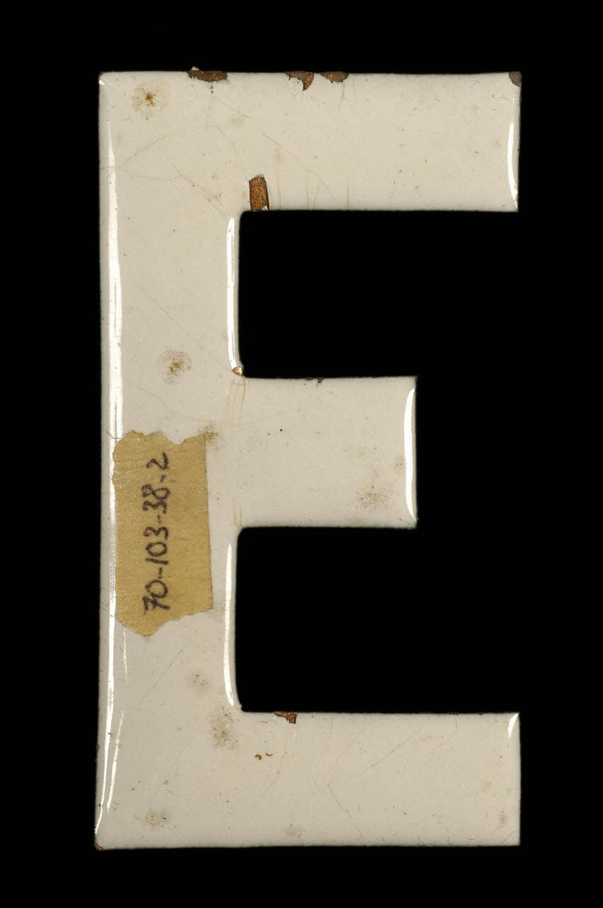 LETTRES D'ENSEIGNE 1970.103.38.2 Photo