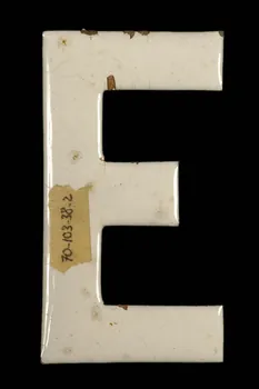 LETTRES D'ENSEIGNE 1970.103.38.2 Photo