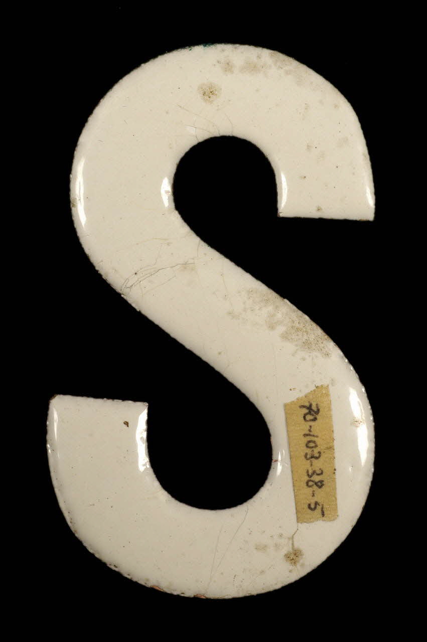 LETTRES D'ENSEIGNE 1970.103.38.5 Photo