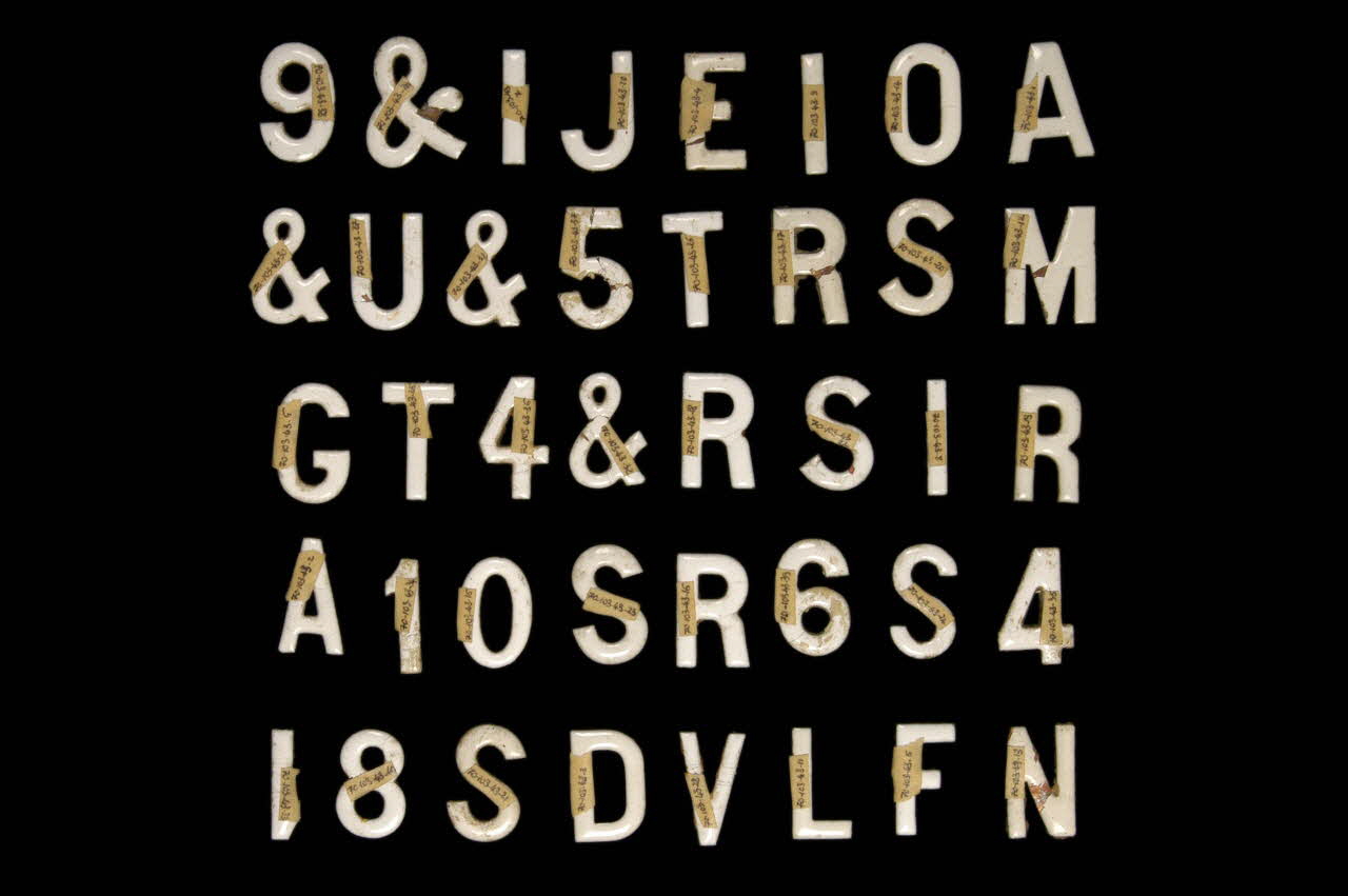 LETTRES D'ENSEIGNE 1970.103.43.1-40 Photo