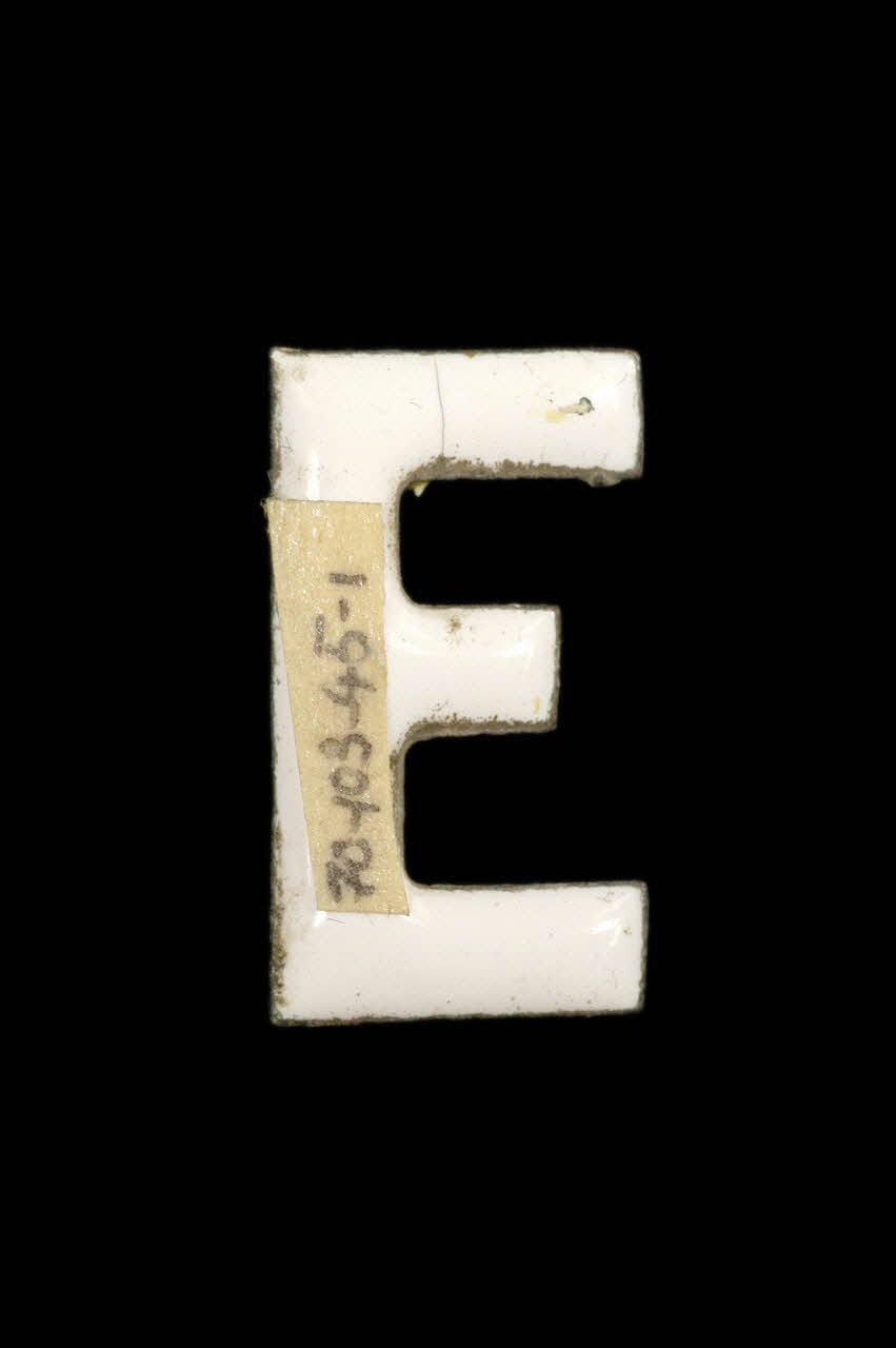 LETTRES D'ENSEIGNE 1970.103.45.1 Photo