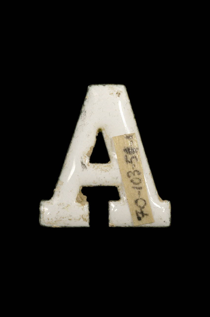 LETTRES D'ENSEIGNE 1970.103.51.1 Photo