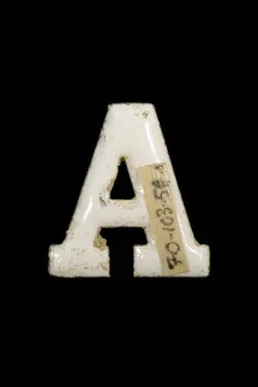 LETTRES D'ENSEIGNE 1970.103.51.1  Photo