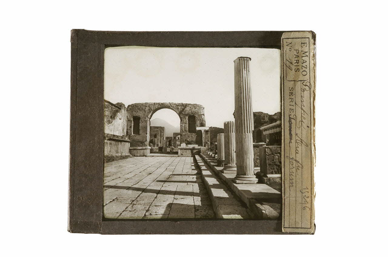 plaque de projection Pompéi 1970.15.104 Photo Mucem / Anne Maigret