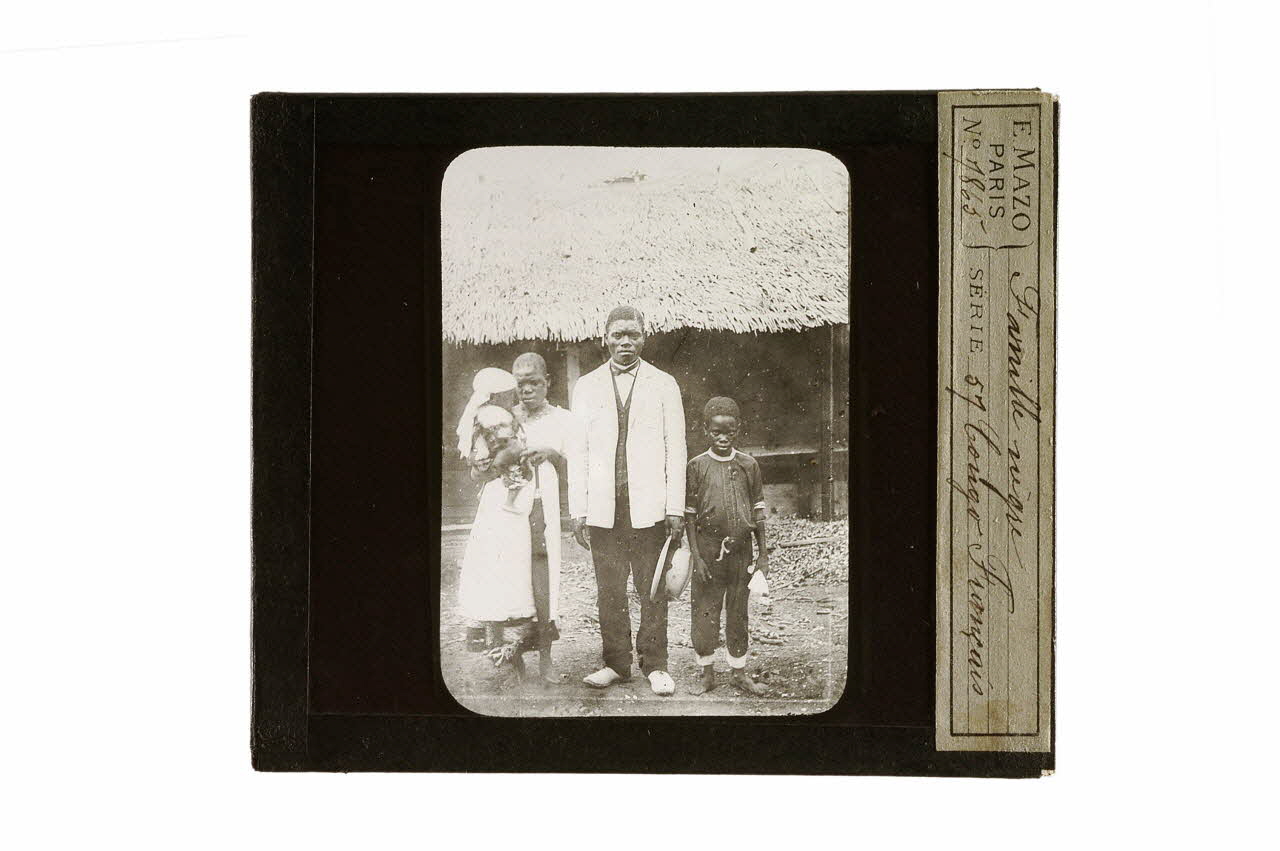 plaque de projection Famille. Congo français 1970.15.120 Photo