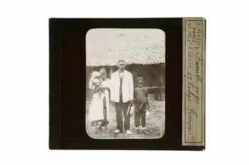 plaque de projection Famille. Congo français 1970.15.120  Photo