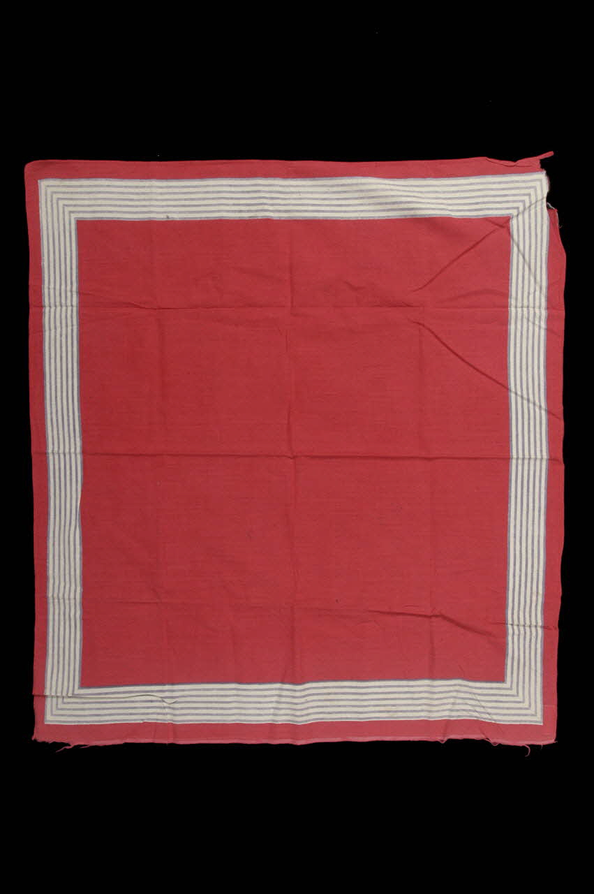 mouchoir DMH1970.64.21.8.1 Photo MNHN / photo Mucem /Virginie Louis