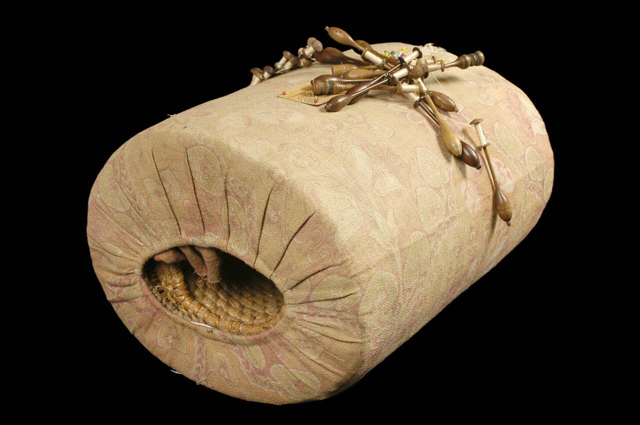 COUSSIN A DENTELLE DMH1971.55.2 Photo