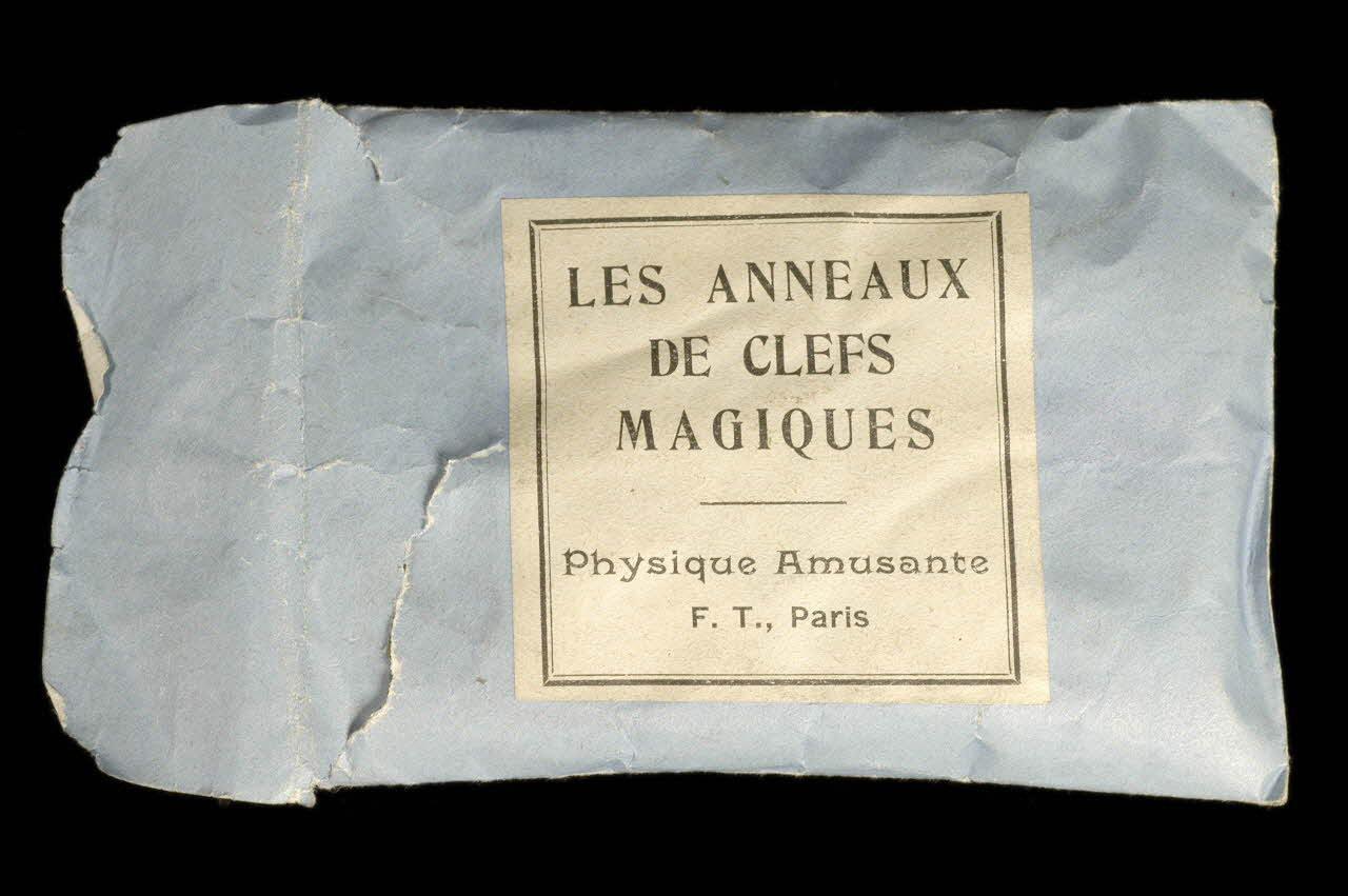 F.T. matériel professionnel d'illusionniste Île-de-France, France 1920-1940 1972.110.750.1-5 Photo