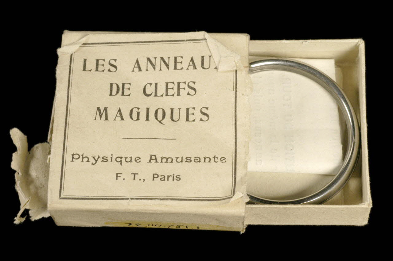 F.T. matériel professionnel d'illusionniste Île-de-France, France 1920-1940 1972.110.751.1-4 Photo
