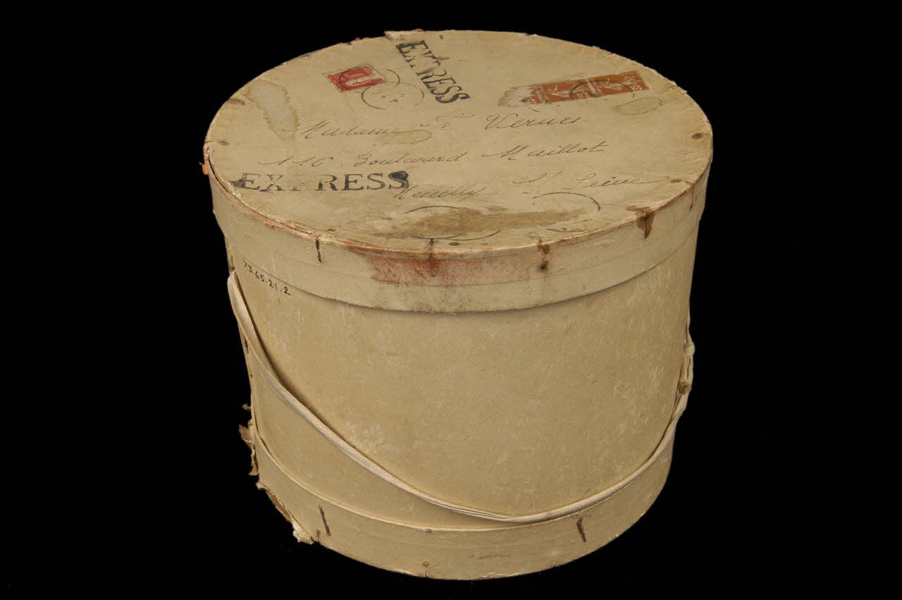 CARTON A CHAPEAU 1973.65.21.1-2 Photo