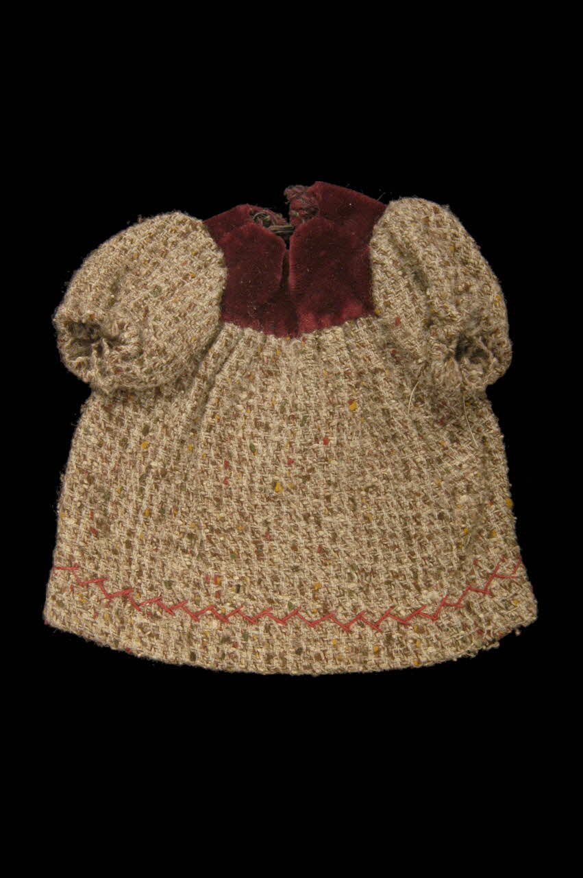 poupée robe 1975.95.2.2 Photo