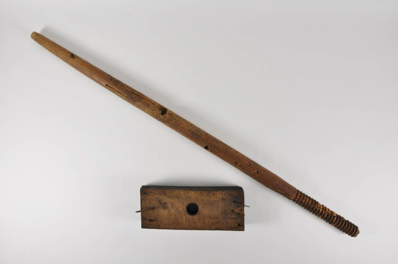 INSTRUMENT POUR FABRICATION DES HOTTES 1962.143.2.2.1-2 Photo Mucem