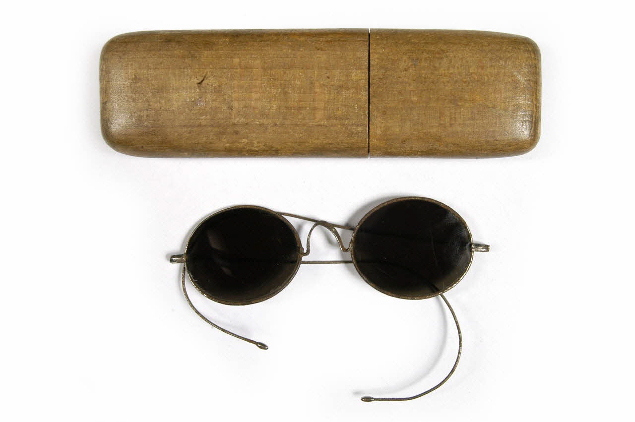 LUNETTES DE SOLEIL 1985.42.33.1-2 Photo
