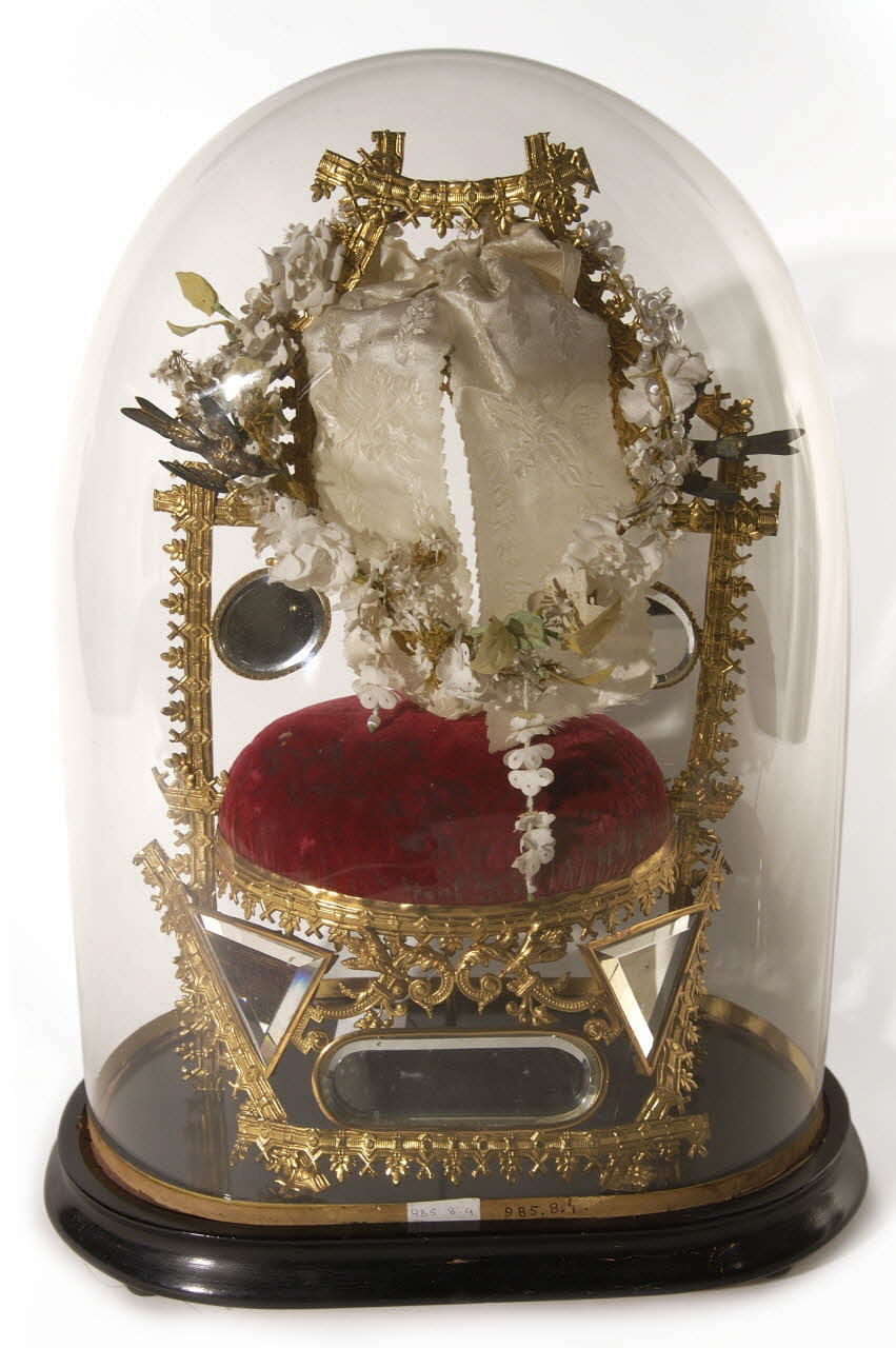 Coeuret couronne de mariée sous globe La-Perrière(Orne) 1891 1985.8.1.1-4 Photo