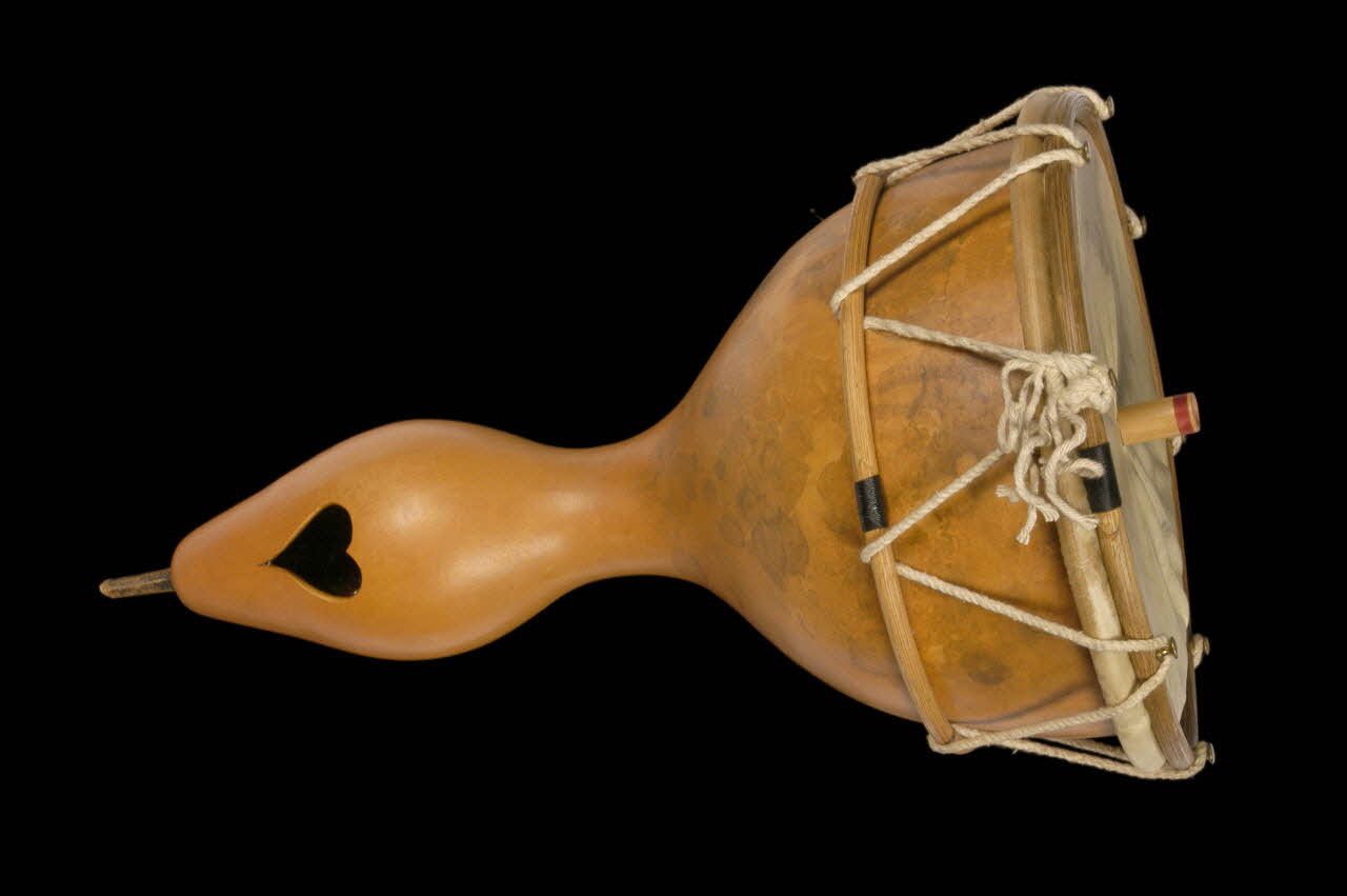 Yves Rousguisto ; Yves membranophone à friction Pétadou Provence-Alpes-Côte d'Azur, France 1983 1986.17.4.1 Photo