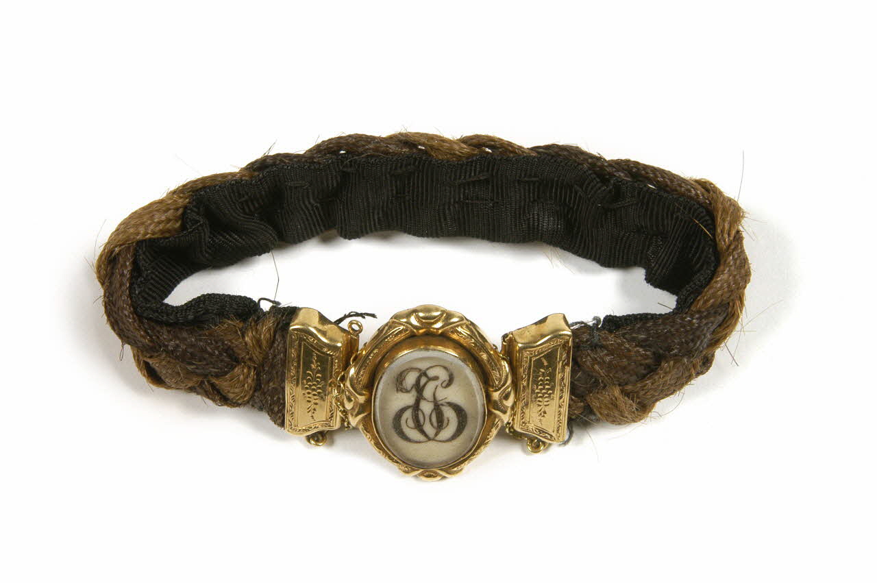 bracelet en cheveux 1986.33.4 Photo Mucem / Anne Maigret