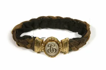 bracelet en cheveux 1986.33.4  Photo Mucem / Anne Maigret