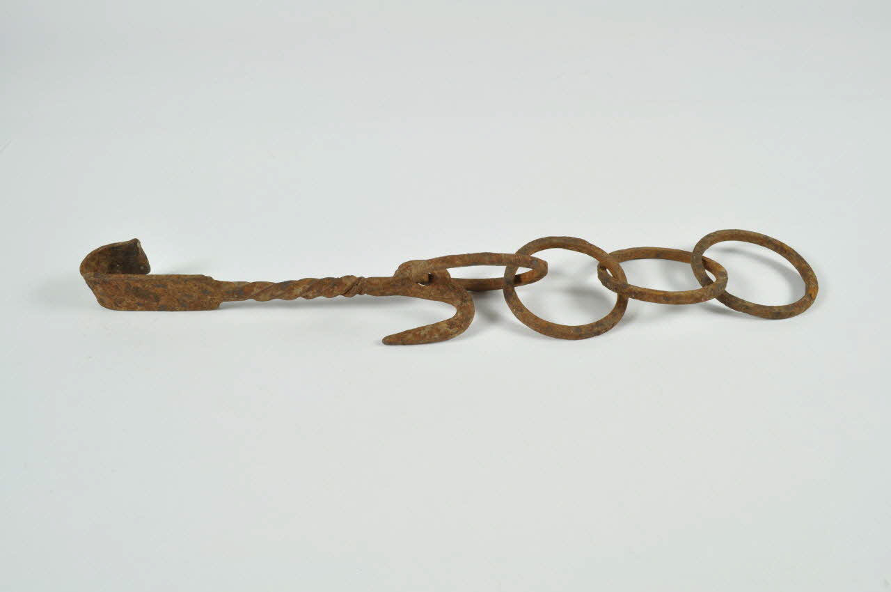 crémaillère à crocs et anneaux 1961.110.93 Photo Mucem