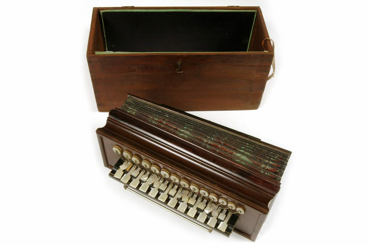 Anonyme accordéon aérophone à ensemble d'anches libres France 1840 1995.9.1.1-2 Photo
