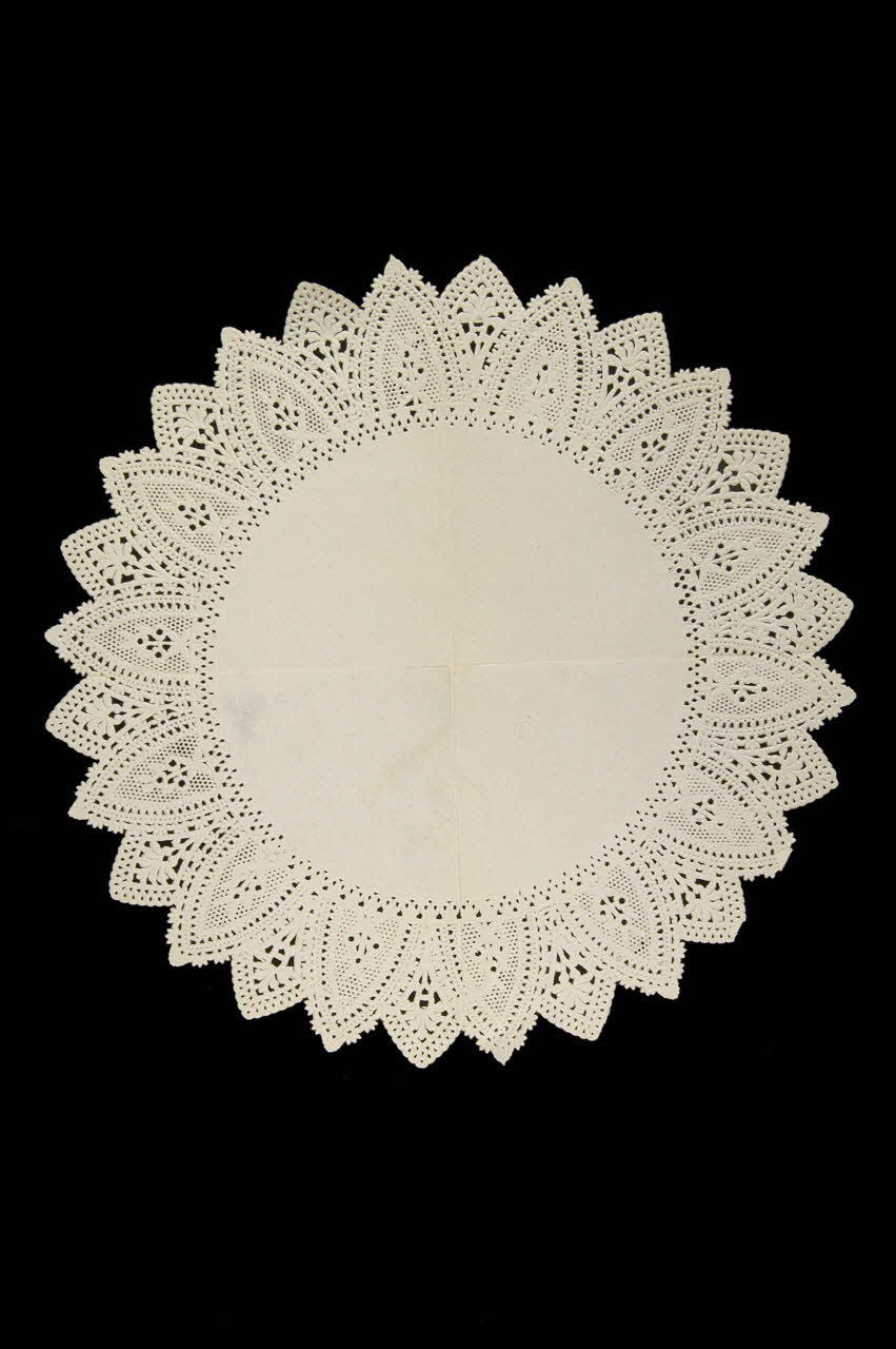 PAPIER DENTELLE papier dentelle 1996.27.107 Photo