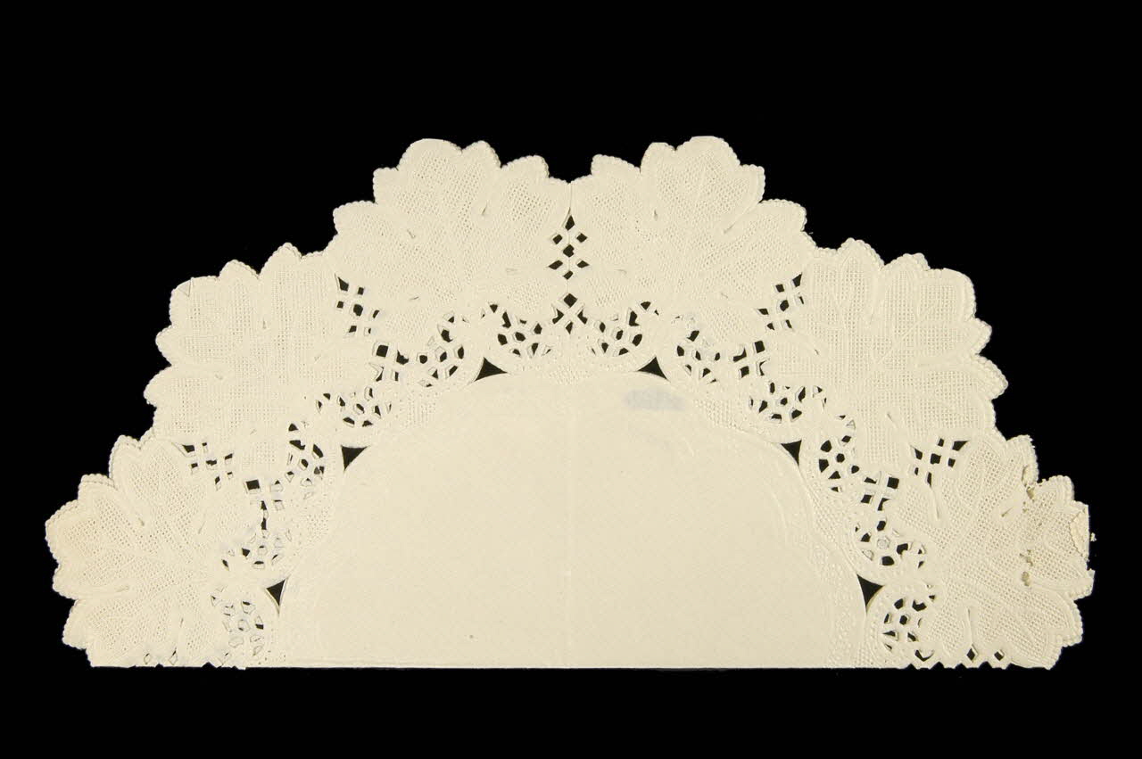 PAPIER DENTELLE papier dentelle 1996.27.124 Photo