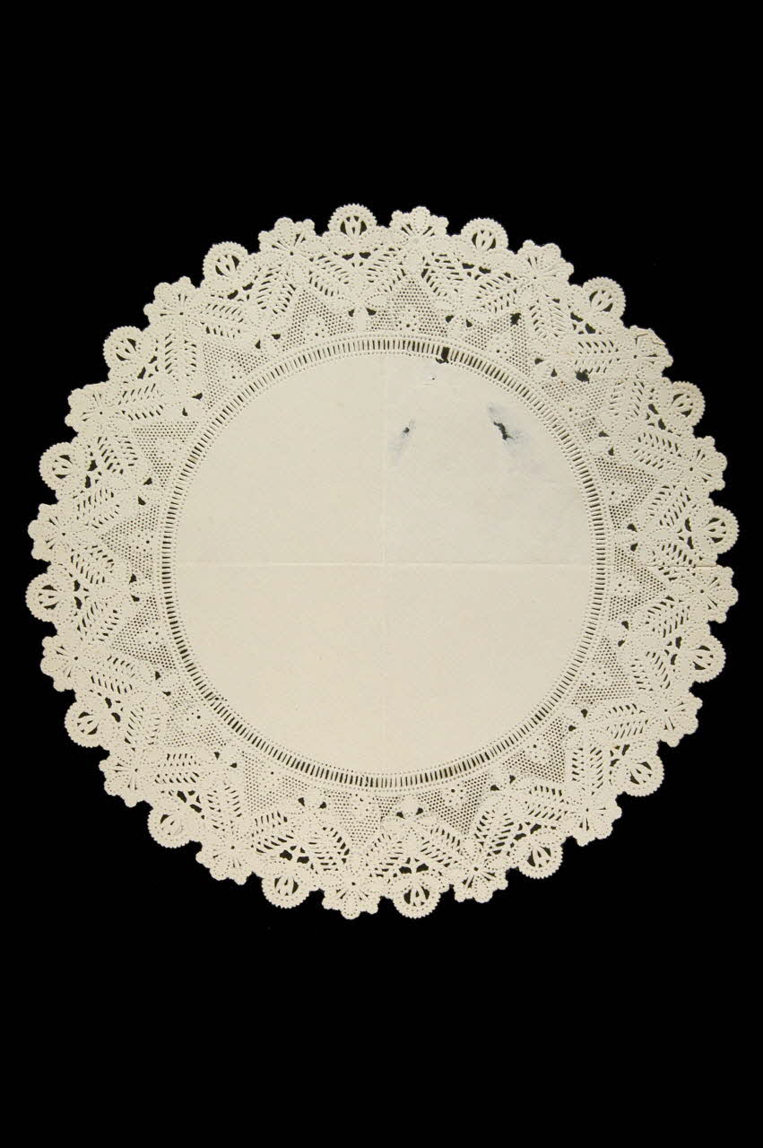 PAPIER DENTELLE papier dentelle 1996.27.125 Photo