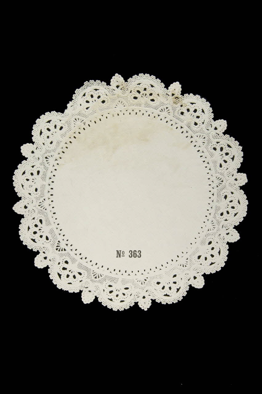 PAPIER DENTELLE papier dentelle 1996.27.136 Photo