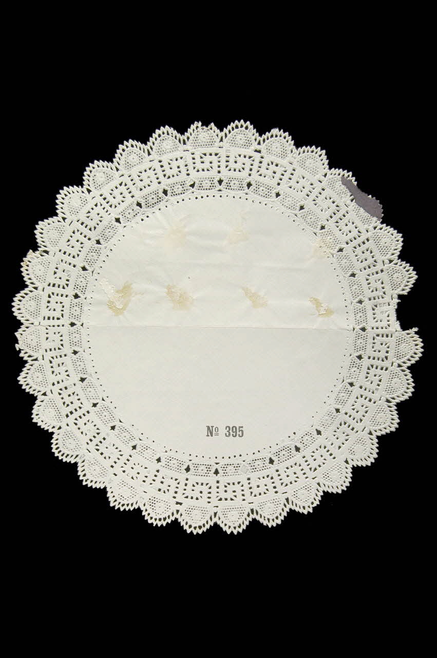 PAPIER DENTELLE papier dentelle 1996.27.153 Photo