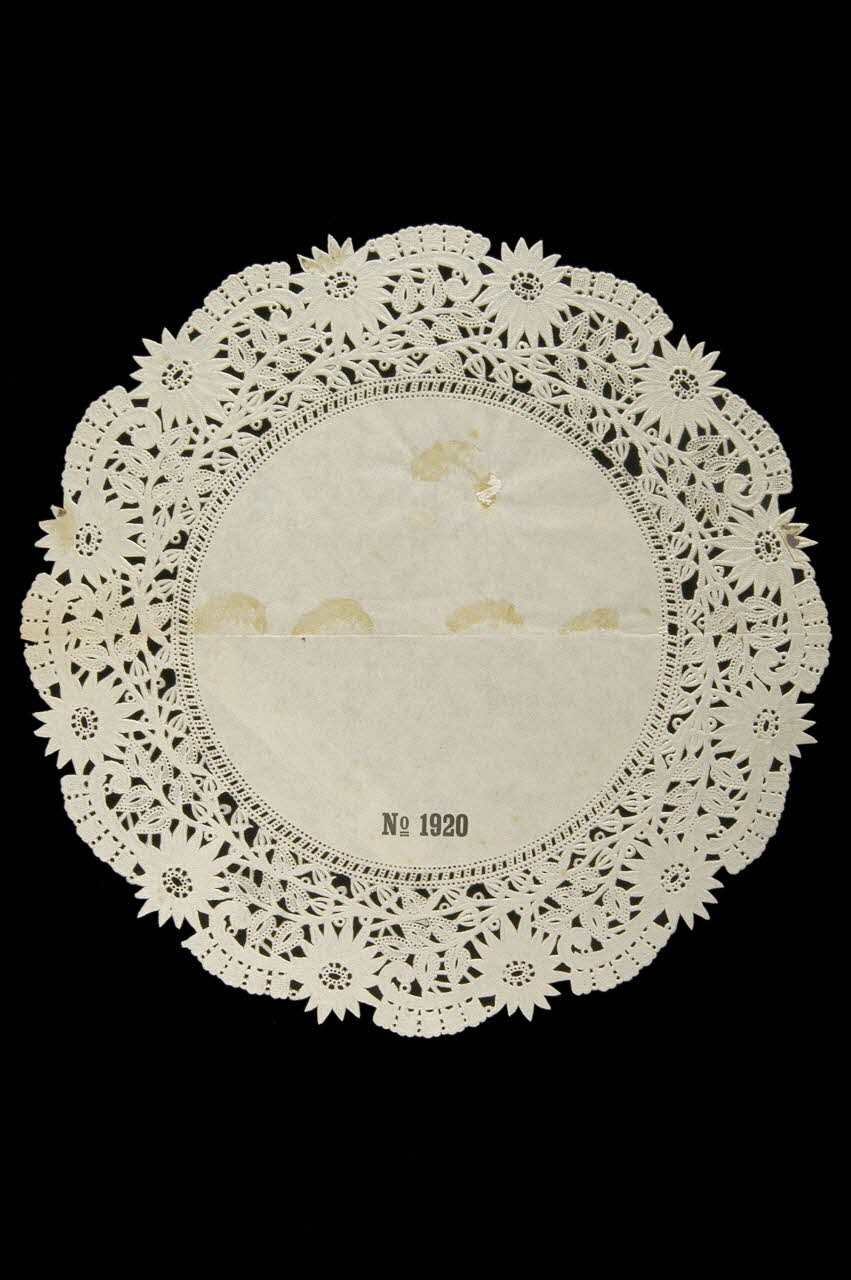 PAPIER DENTELLE papier dentelle 1996.27.155 Photo