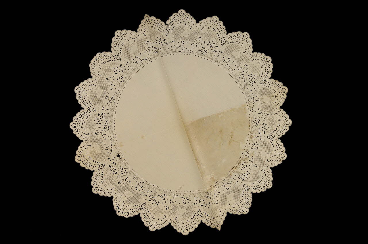 PAPIER DENTELLE papier dentelle 1996.27.56 Photo