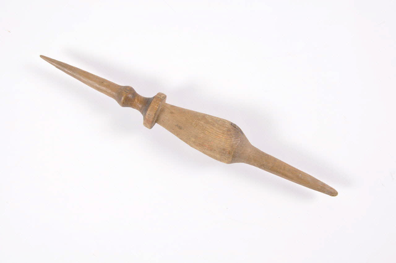 fuseau Rhône-Alpes, France 1875-1900 1961.115.36 Photo Mucem