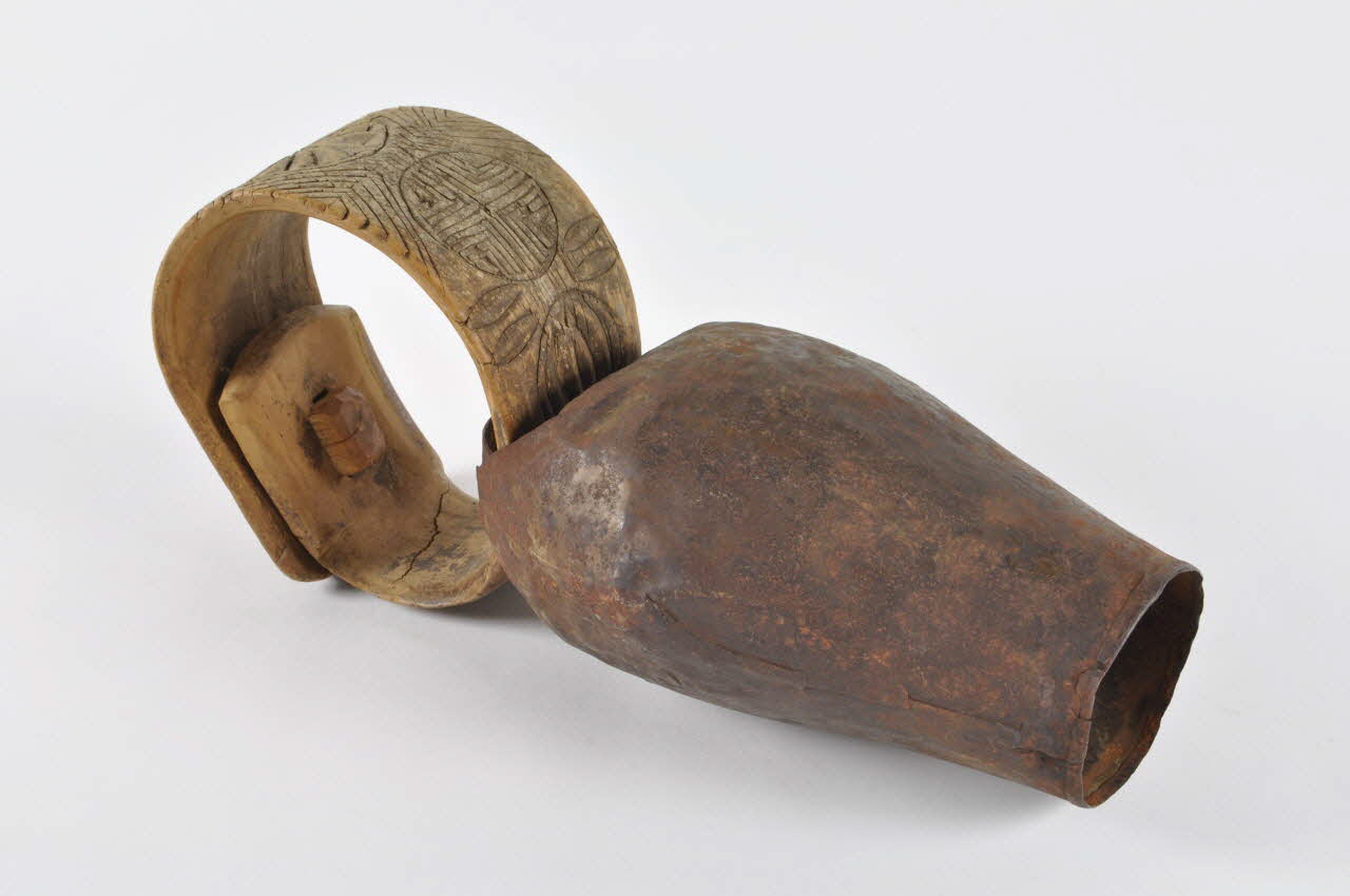 COLLIER ET CLOCHE burrumbe 1910 1963.145.43 Photo Mucem