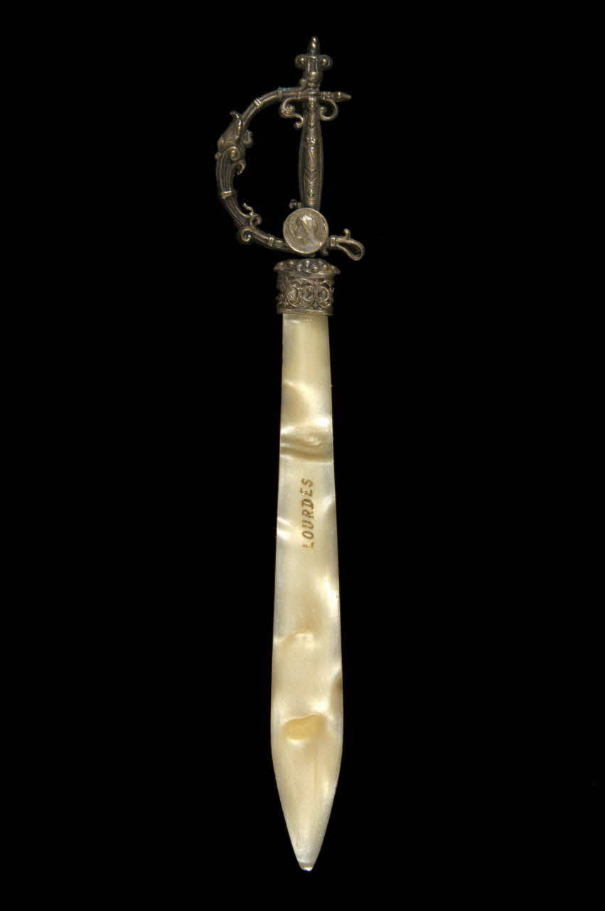 coupe-papier coupe papier portant l'inscription Lourdes- objet souvenir 1900-1950 1998.114.1 Photo