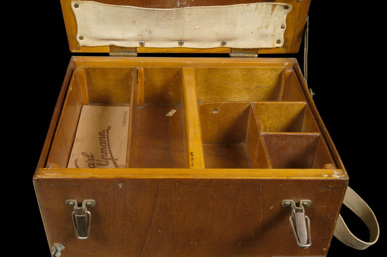 ETAGE D'UNE BOITE DE PÊCHE ET SON MATERIEL 1998.22.1.4 Photo