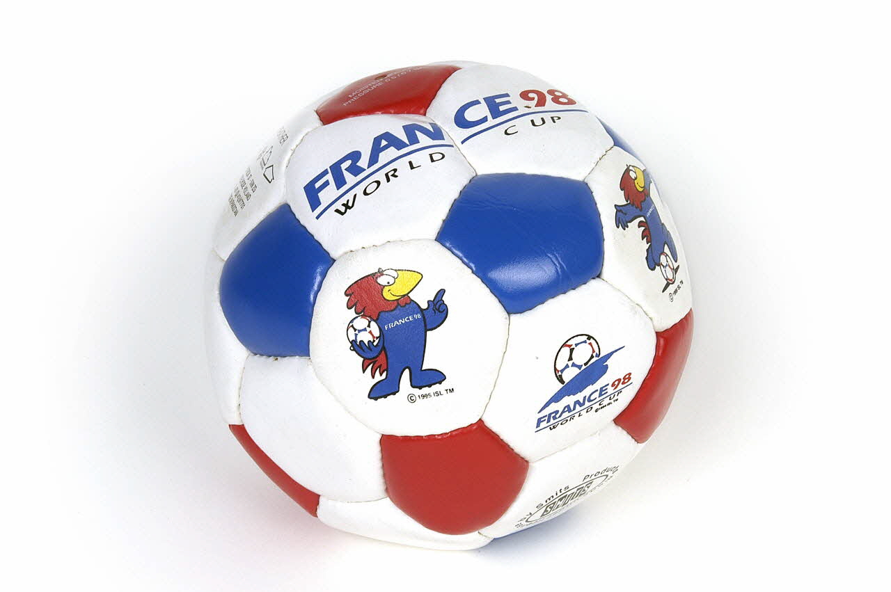 ballon de football 1998.80.15.2 Photo Mucem / Anne Maigret